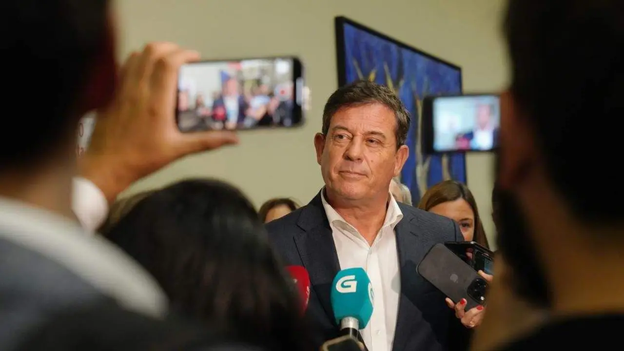 Jos&eacute; Ram&oacute;n G&oacute;mez Besteiro copou hoxe boa parte da atenci&oacute;n medi&aacute;tica nos corredores do Parlamento da Galiza. (Foto: &Aacute;lvaro Ballesteros / Europa Press)