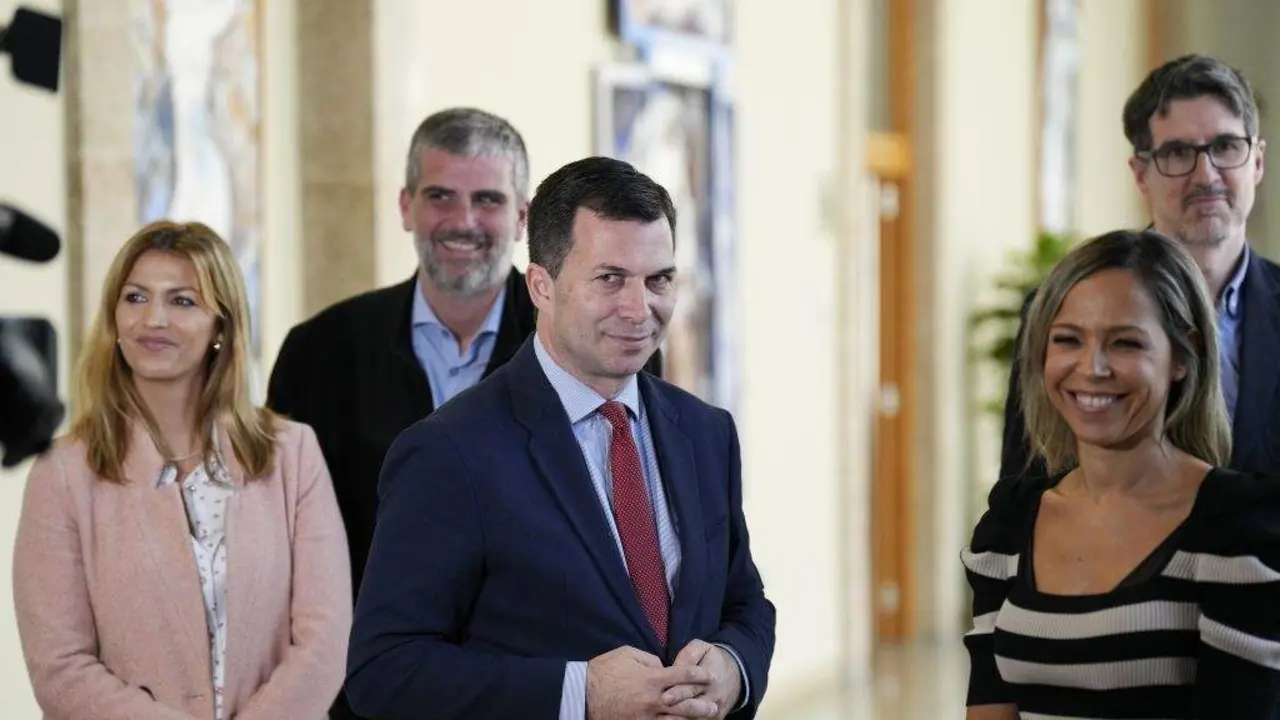 Gonzalo Caballero, esta segunda feira, nos corredores do Parlamento da Galiza. (Foto: &Aacute;lvaro Ballesteros / Europa Press)