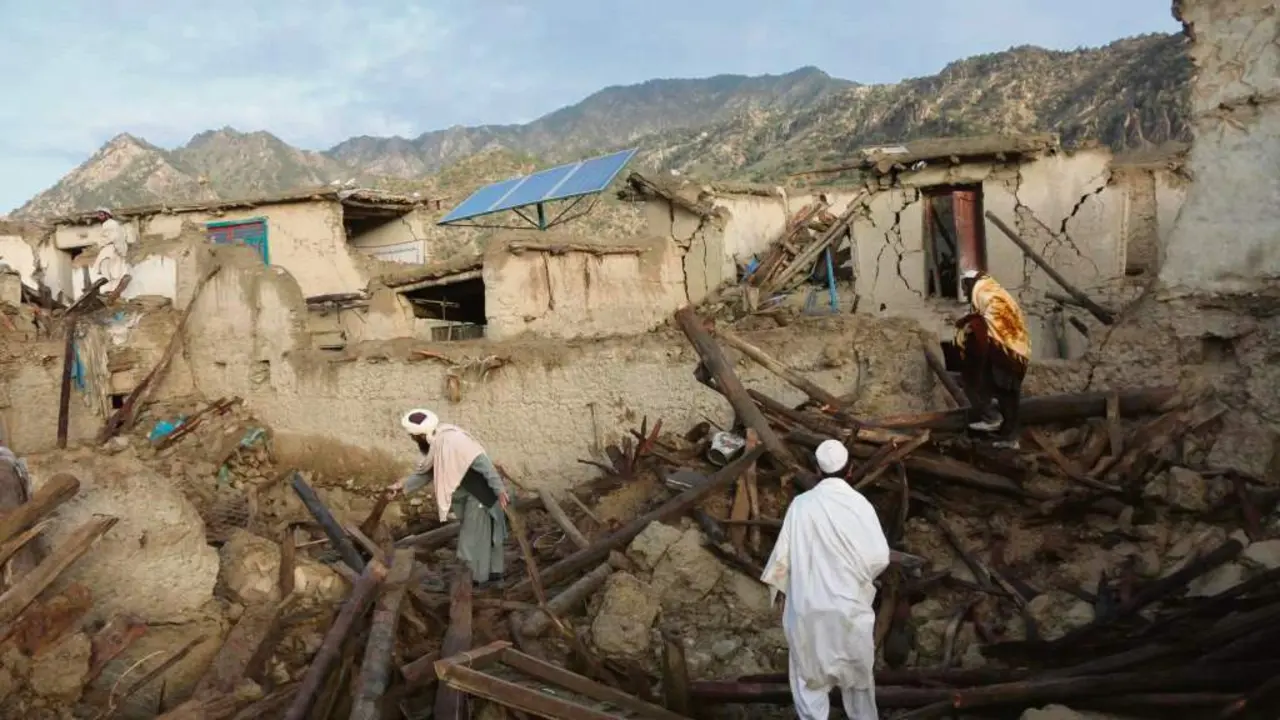 Varias persoas examinan os danos dun terremoto en Afganist&aacute;n. (Foto: Saifurahman Safi / Xinhua / Contacto)