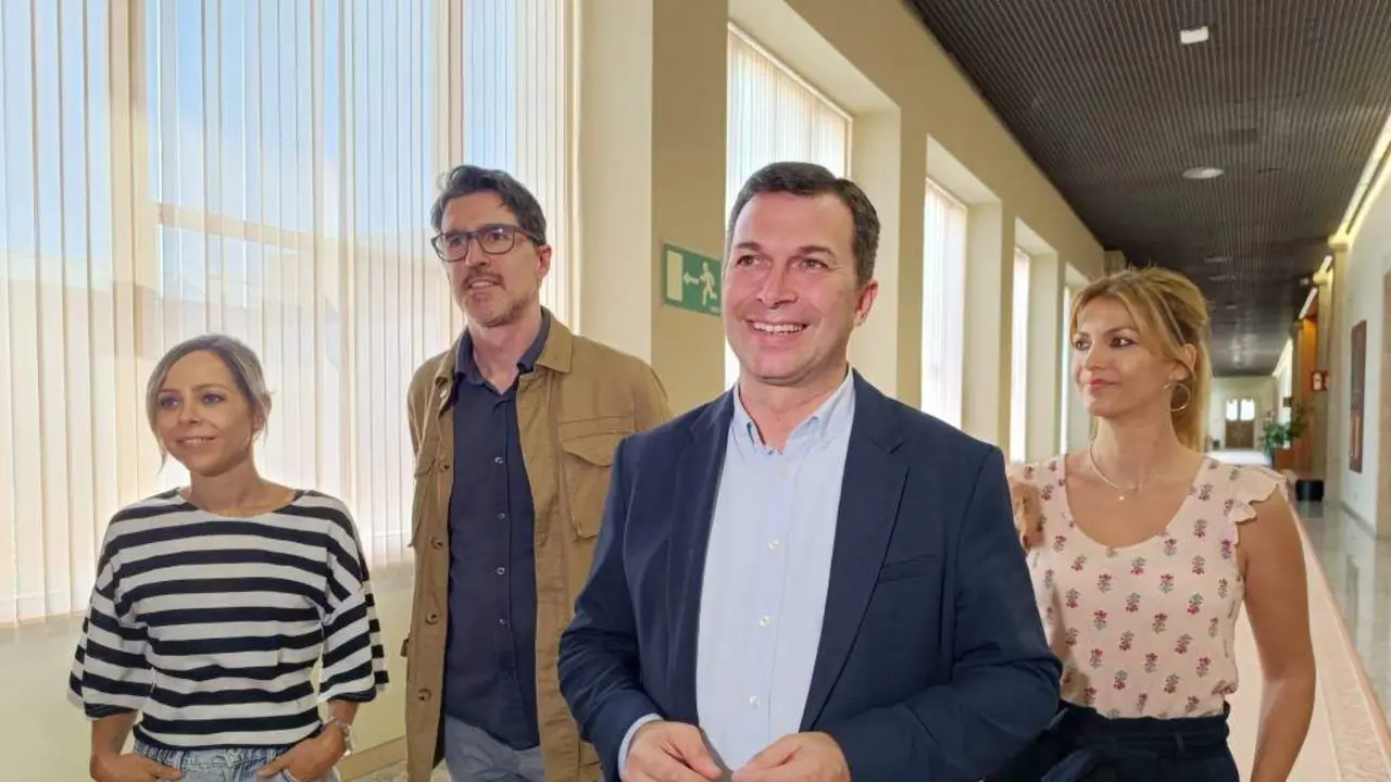 O ex secretario xeral do PSdeG, Gonzalo Caballero (no centro), xunto &aacute;s deputadas socialistas Noelia Otero, Pablo Arang&uuml;ena e Marina Ortega, esta terza feira, nos corredores do Parlamento. (Foto: Europa Press)