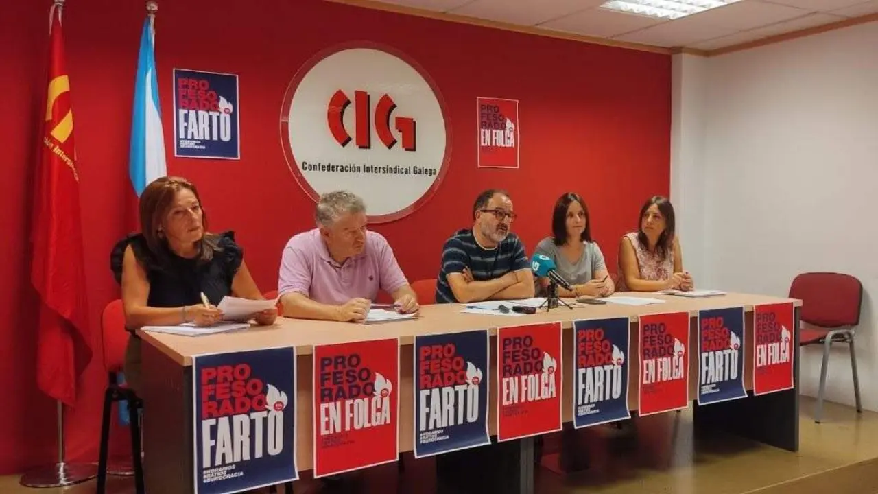 Teresa Carballido, Diego Boquete, Suso Bermello, Laura Arrojo e Ana Rodi&ntilde;o, esta terza feira, 10 de outubro, en Compostela. (Foto: N&oacute;s Diario)