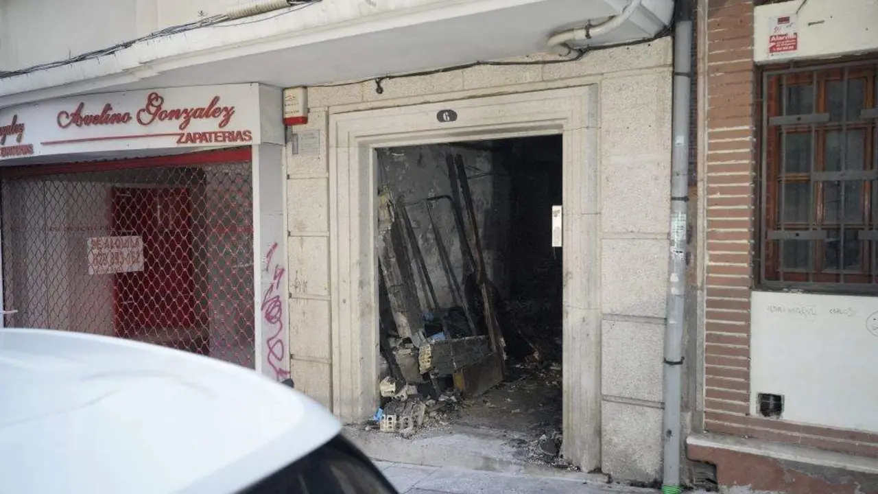 Portal n&uacute;mero 6 da r&uacute;a Alfonso X o Sabio de Vigo, ap&oacute;s o incendio. (Foto: Javier V&aacute;zquez / Europa Press)