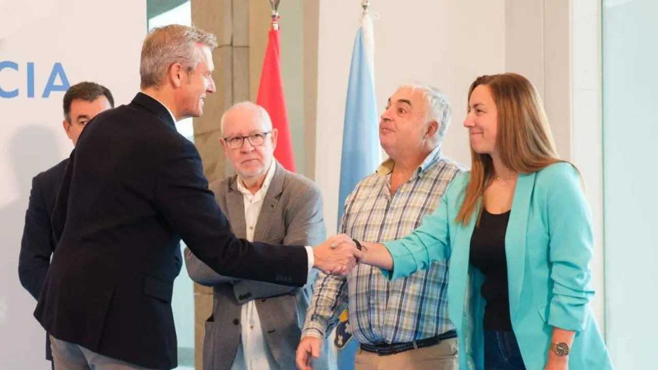 O conselleiro de Educaci&oacute;n, Rom&aacute;n Rodr&iacute;guez; o presidente da Xunta, Alfonso Rueda, e os representantes sindicais Jos&eacute; Manuel Fuentes (CCOO), Julio D&iacute;az (ANPE) e Sandra Montero (UXT), esta cuarta feira, na sinatura do acordo. [Foto: Europa Press]