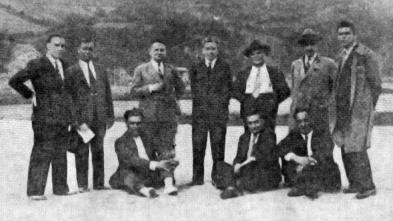 Mariano Blanco (sentado, no centro), xunto a, entre outros, Acracio Bartolom&eacute; (sentado, &aacute; esquerda), director do xornal 'CNT' en 1937, e Eleuterio Quintanilla (de p&eacute;, segundo pola dereita), destacado l&iacute;der anarquista. (Foto: Cedida)