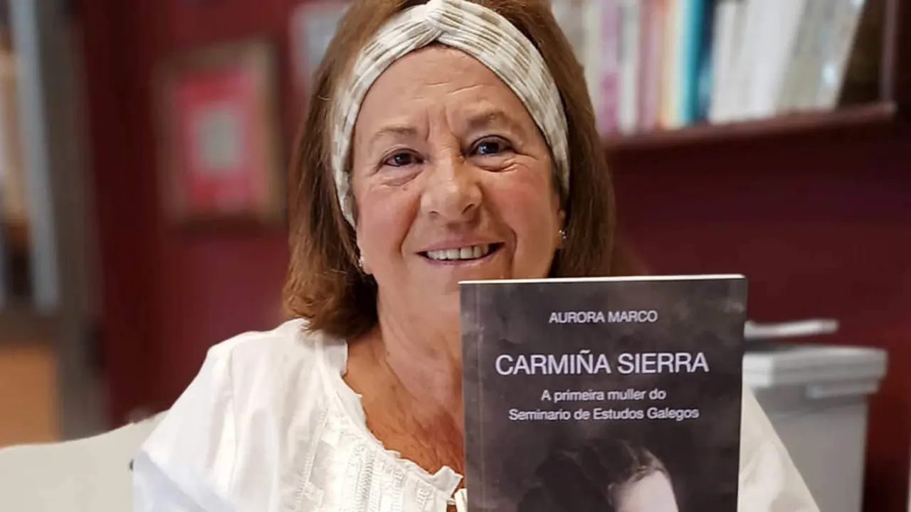 Aurora Marco co seu libro sobre Carmi&ntilde;a Sierra (Foto: Alvarellos).