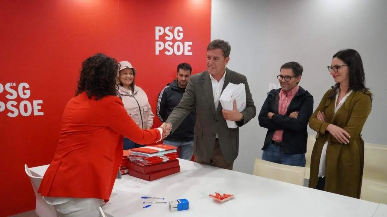 Jos&eacute; Ram&oacute;n G&oacute;mez Besteiro, esta cuarta feira, presentando os avais. (Foto: PSdeG)