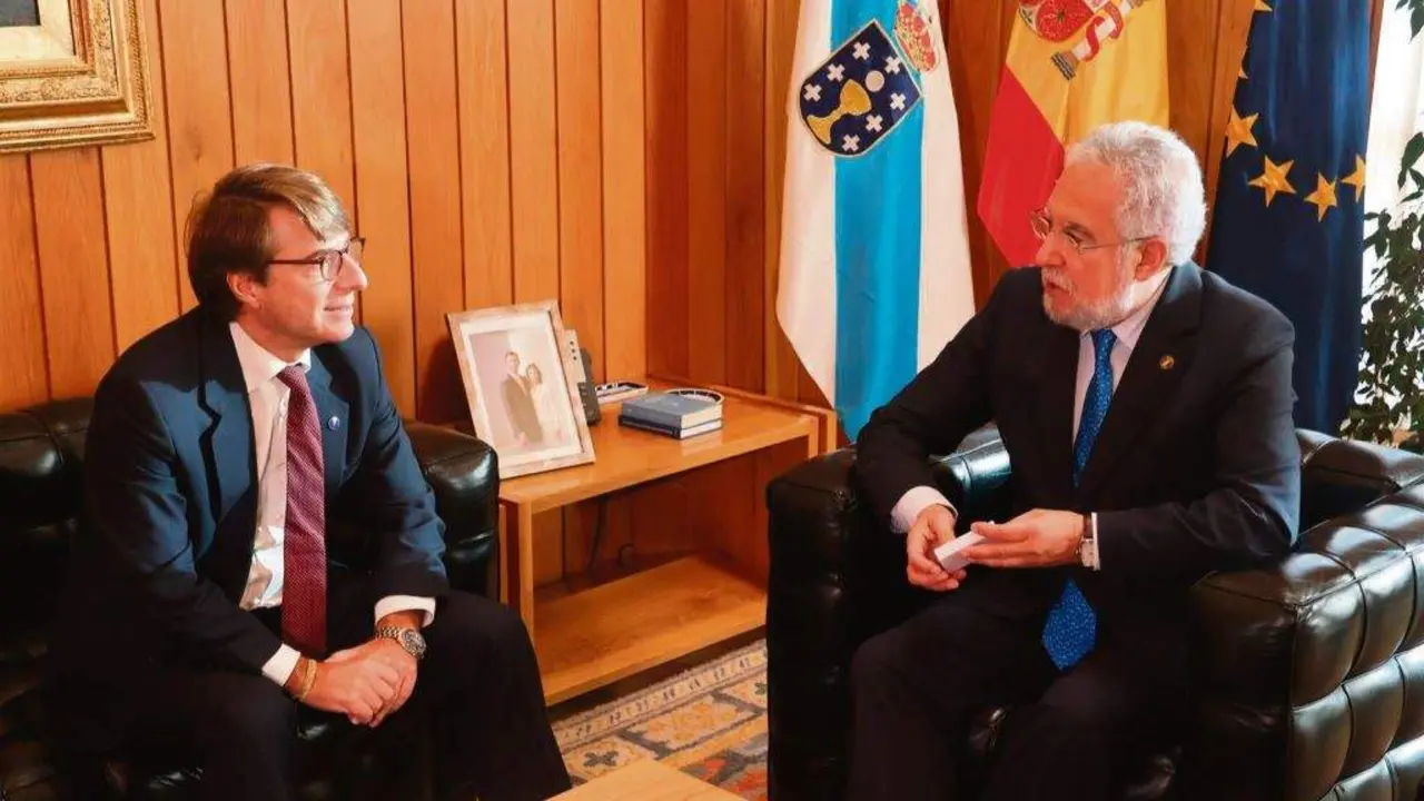 O conselleiro de Facenda, Miguel Corgos (esquerda), entregou onte ao presidente do Parlamento, Miguel Santalices, o proxecto de Orzamentos para 2024. (Foto: Parlamento)