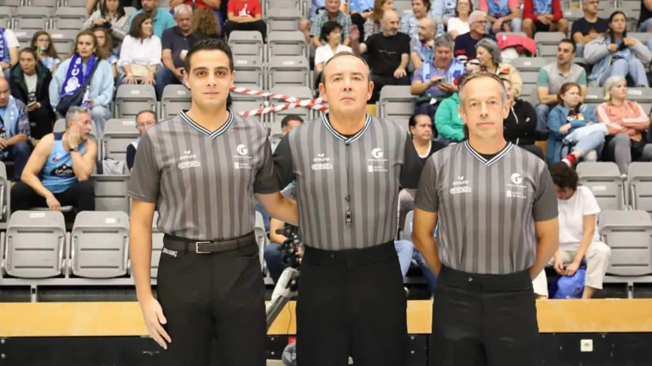 A formaci&oacute;n, que pretende converter universitarios e universitarias en &aacute;rbitras, incl&uacute;e pr&aacute;cticas en partidos oficiais de baloncesto. (Foto: FGB).