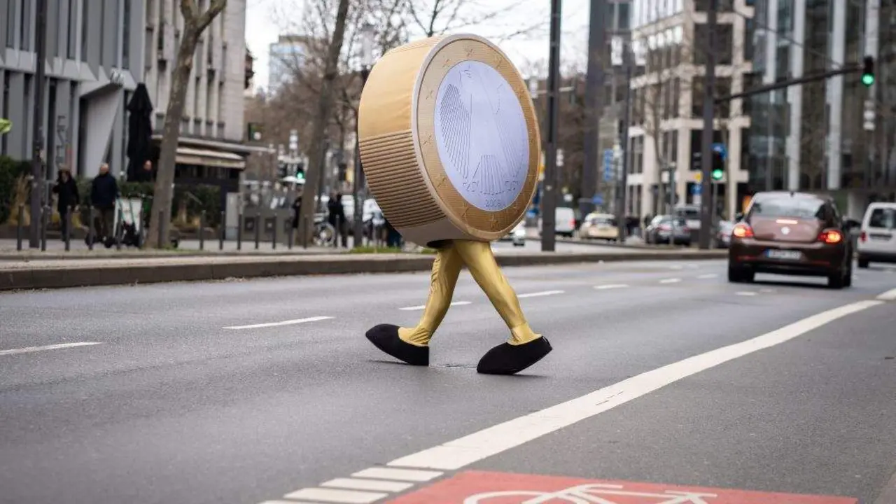 Un home vestido de moeda de 1 euro paseando por Frankfurt, sede do BCE. (Foto: Frank Rumpenhorst / DPA)