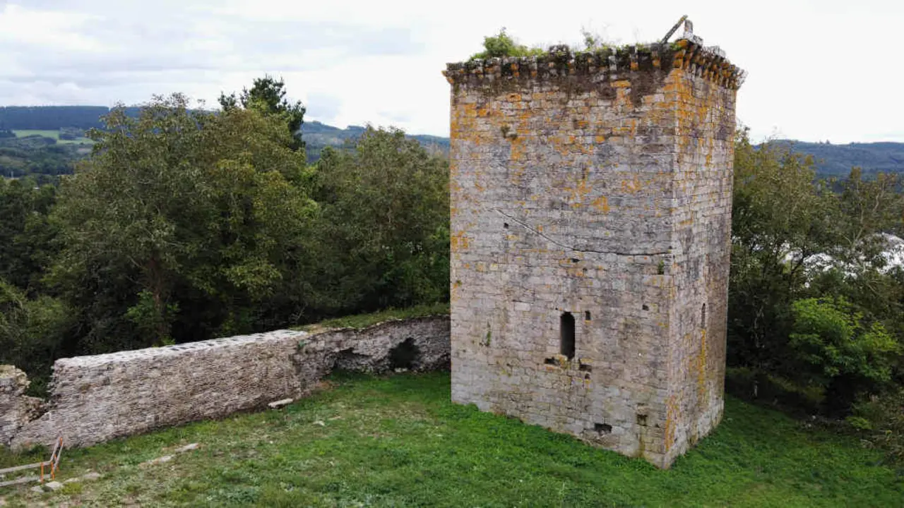 A torre cabo do muro intervido recentemente en Castroverde (Foto: Marti&ntilde;o Cabana).