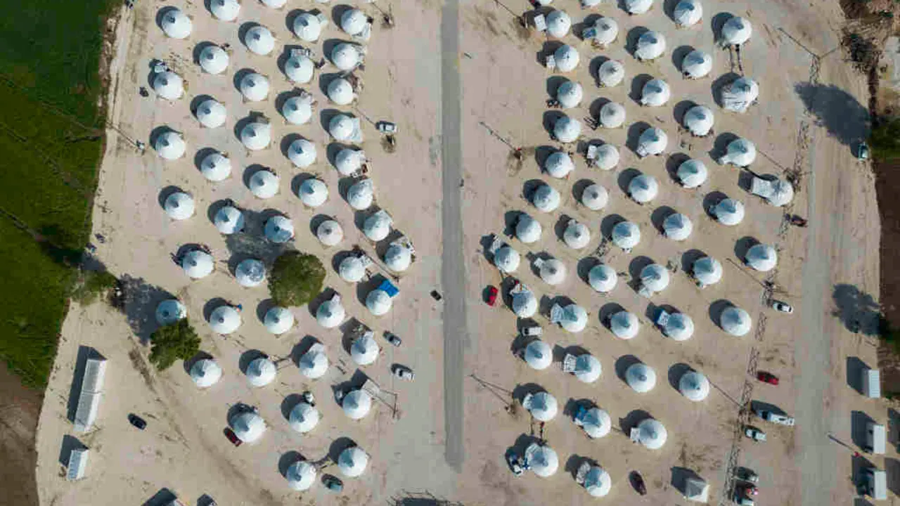 Campo de desprazados en Turqu&iacute;a ap&oacute;s o terremoto que tam&eacute;n afectou Siria. (Foto: Boris Roessler / DPA)