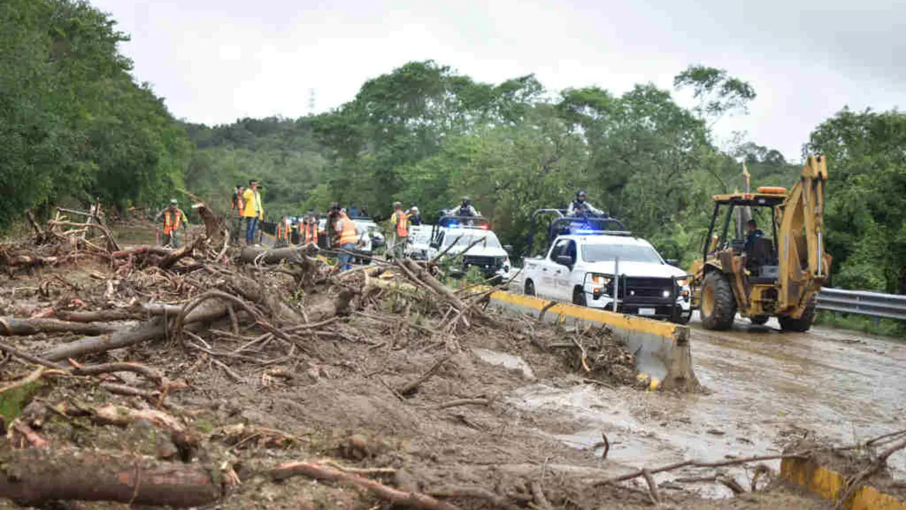 Estrada bloqueada en M&eacute;xico polos efectos do furac&aacute;n Otis. (Foto: Dassaev Tellez Adame / Europa Press / Contacto)
