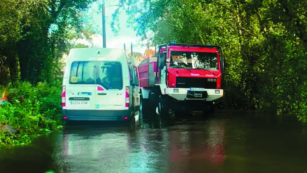 El microbus varado en la balsa de agua del r&iacute;o Arnoia, en Allariz (Ourense)
GUARDIA CIVIL DE OURENSE
26/10/2023