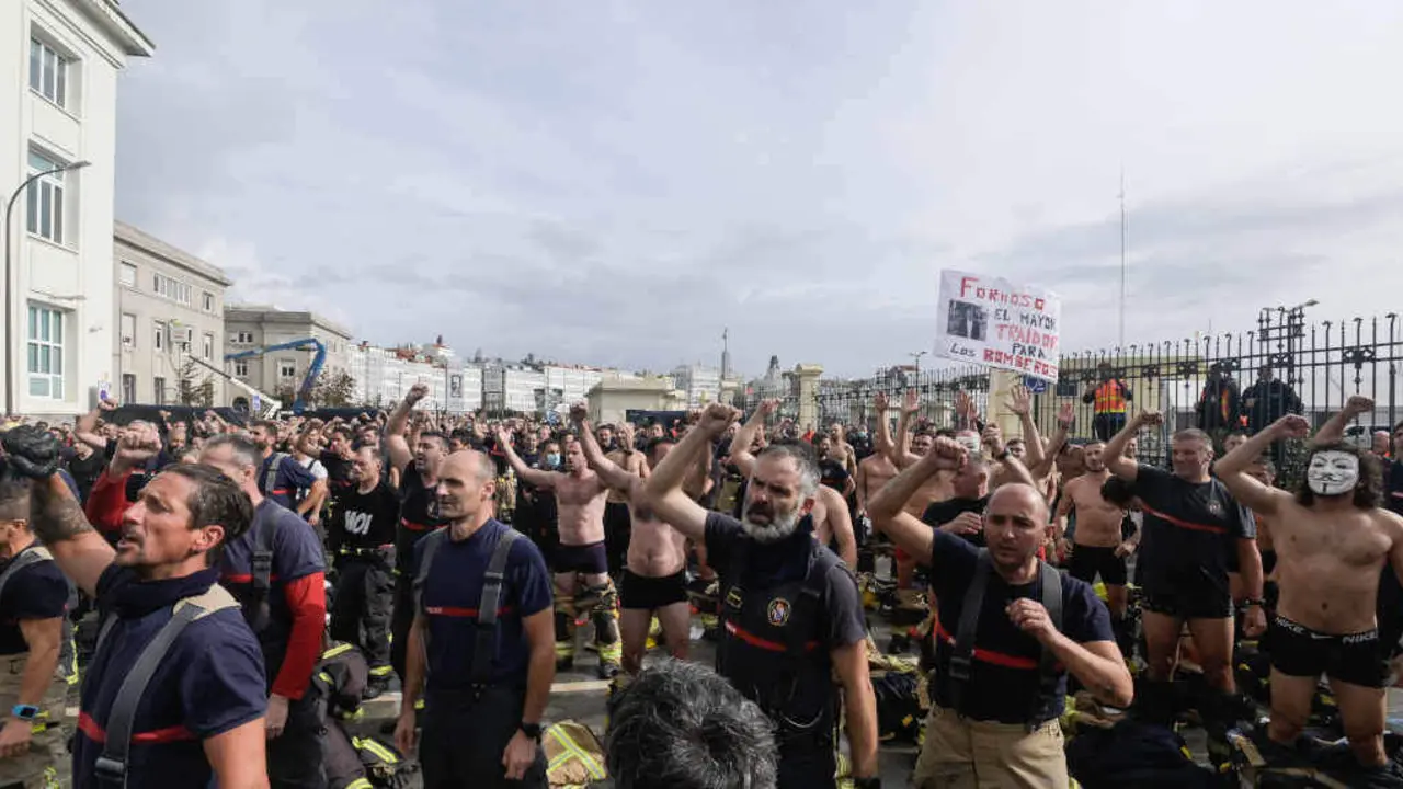 Protestas dos bombeiros ante a Deputaci&oacute;n da Coru&ntilde;a (Foto:: M. Dylan / Europa Press).
