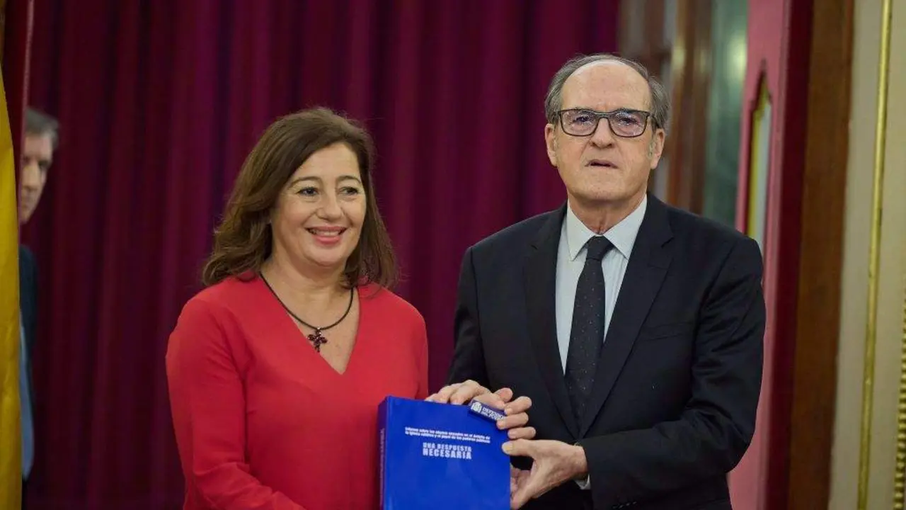 O Defensor do Pobo, &Aacute;ngel Gabilondo, entregou hoxe no Congreso &aacute; s&uacute;a presidenta, Francina Armengol, o extenso informe sobre os abusos sexuais no seo da Igrexa cat&oacute;lica. (Foto: Jes&uacute;s Hell&iacute;n / Europa Press)