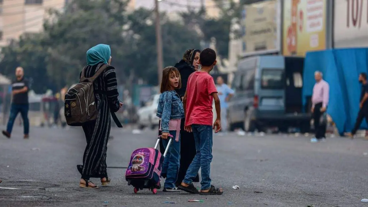 V&aacute;rios palestinos deslocados polos ataques de Israel a Gaza. (Foto: Saher Alghorra)