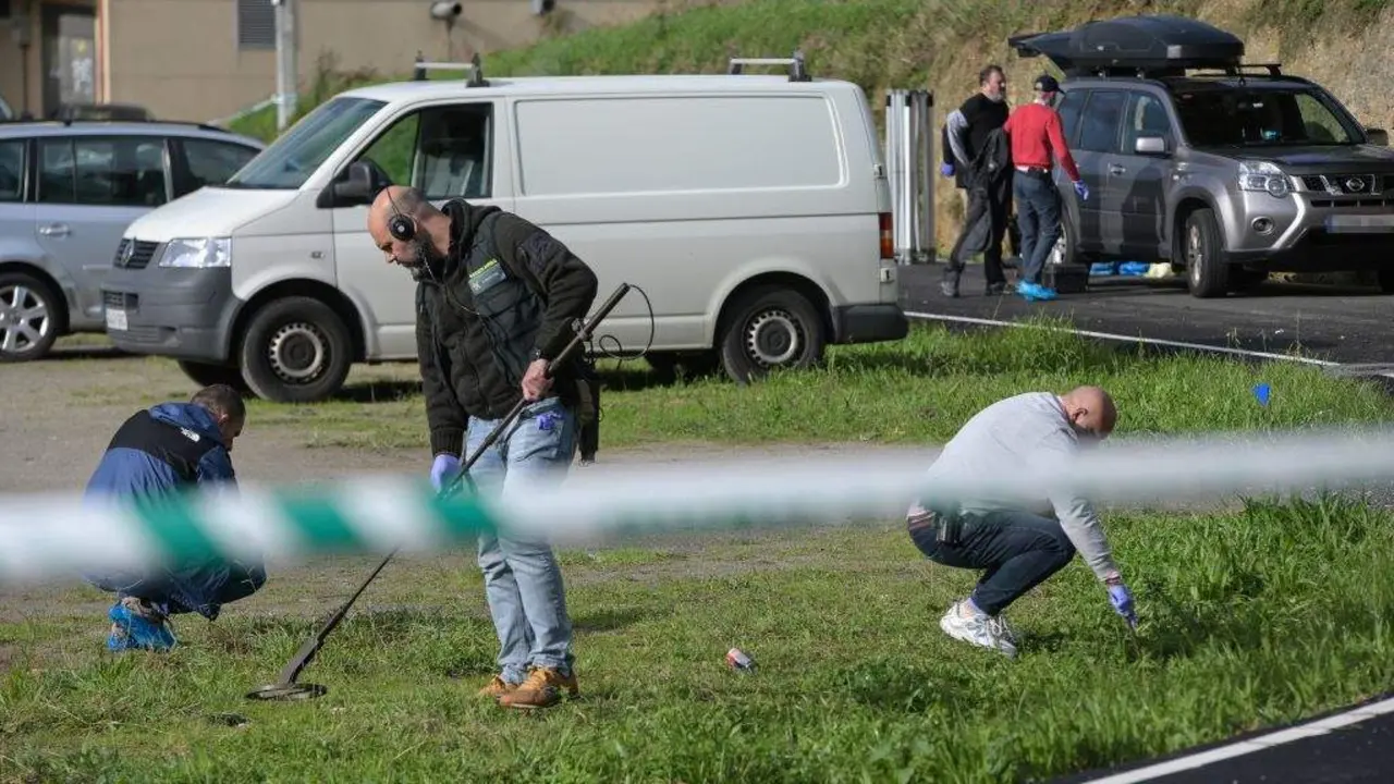 Axentes da Polic&iacute;a Cient&iacute;fica buscando probas no lugar dos feitos, esta segunda feira. (Foto: M. Dylan / Europa Press)