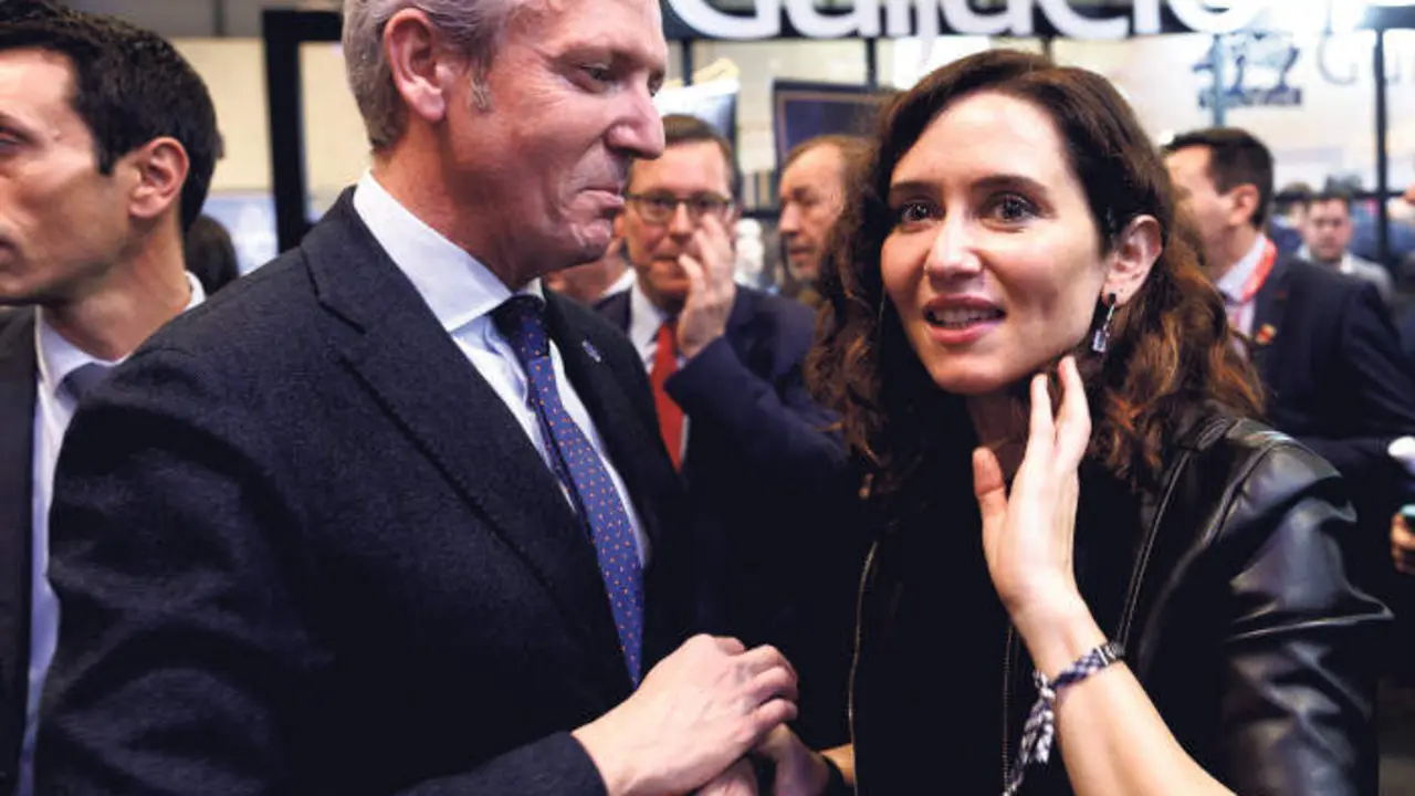El presidente de la Xunta de Galicia, Alfonso Rueda, y la presidenta de la Comunidad de Madrid, Isabel D&iacute;az Ayuso,  conversan en el acto de celebraci&oacute;n del D&iacute;a de Madrid de la tercera jornada de la Feria Internacional de Turismo, FITUR 2023, en IFEMA Madrid, a 20 de enero de 2023, en Madrid (Espa&ntilde;a). La Comunidad de Madrid se promocionar&aacute; en mercados lejanos emisores como Estados Unidos y Canad&aacute;, pa&iacute;ses asi&aacute;ticos como China, Rep&uacute;blica de Corea del Sur y Jap&oacute;n, Hispanoam&eacute;rica y Oriente Medio con una inversi&oacute;n de 14,9 millones en planes de acci&oacute;n a trav&eacute;s de Madrid Turismo by Ifema. De esta inversi&oacute;n, 12,4 millones proceden del presupuesto regional, tal y como ha anunciado Ayuso hoy en el D&iacute;a de Madrid en Fitur.
20 ENERO 2023;MADRID;FITUR;2023;FERIA INTERNACIONAL DE TURISMO
Eduardo Parra / Europa Press
(Foto de ARCHIVO)
20/1/2023