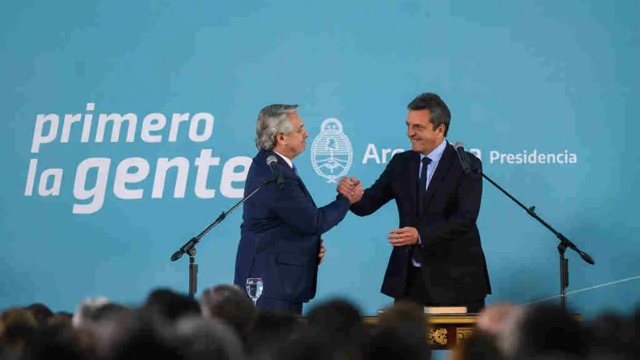 O presidente arxentino, Alberto Fern&aacute;ndez, co titular de Econom&iacute;a, Sergio Massa. (Foto: Europa Press / Contacto / Manuel Cortina)