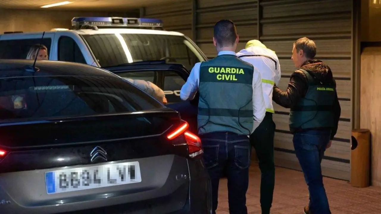 Un dos detidos pasando esta terza feira a disposici&oacute;n xudicial. (Foto: M. Dylan / Europa Press)