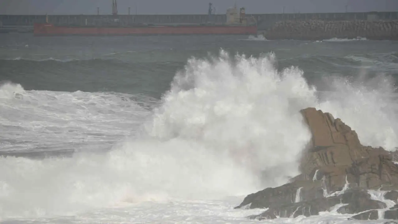 Grandes ondas na costa da Coru&ntilde;a (Foto: Gustavo de la Paz / Europa Press).