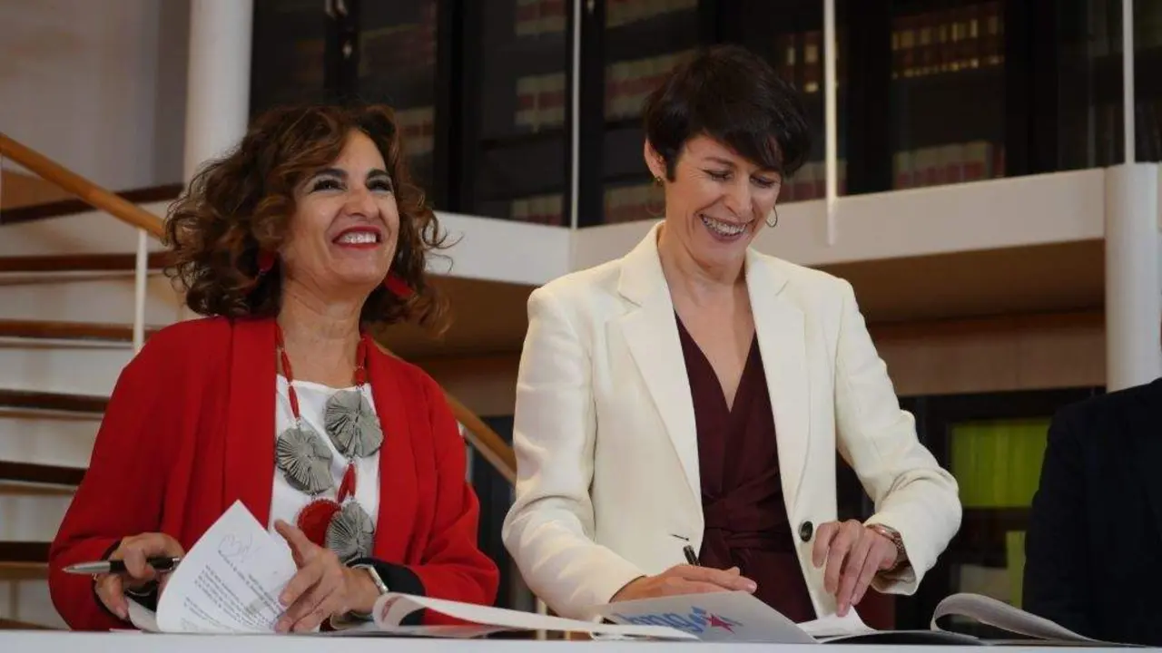 Mar&iacute;a Jes&uacute;s Montero e Ana Pont&oacute;n, asinando o acordo de investidura en Madrid. (Foto: N&oacute;s Diario)