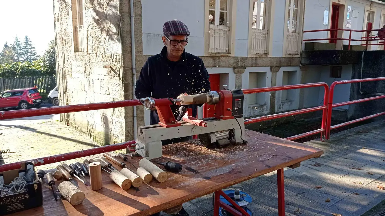O torneiro Che Luanha durante o proceso de fabricaci&oacute;n dun pe&oacute;n (Foto: Brinquedia).