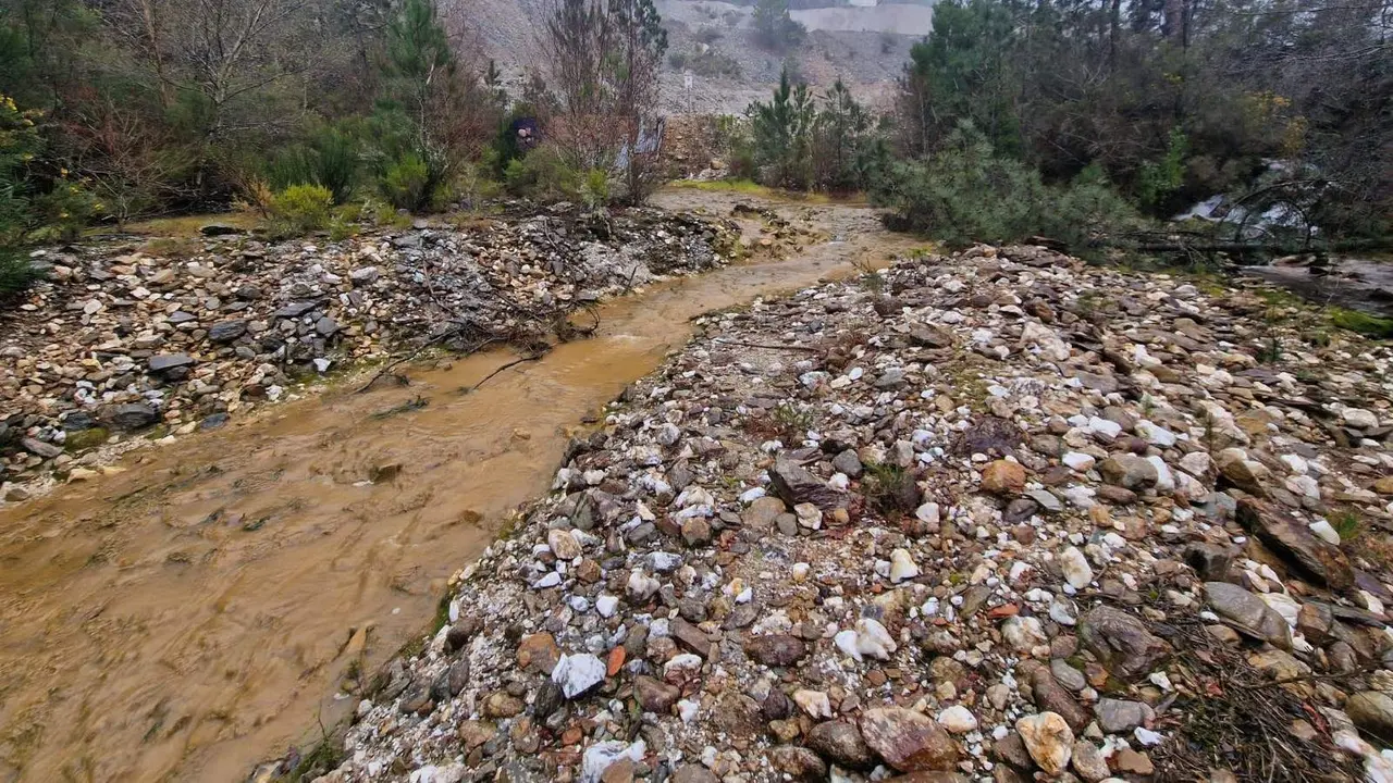 Verteduras procedentes da mina de San Finx. (Foto: Confrar&iacute;a de Noia).
