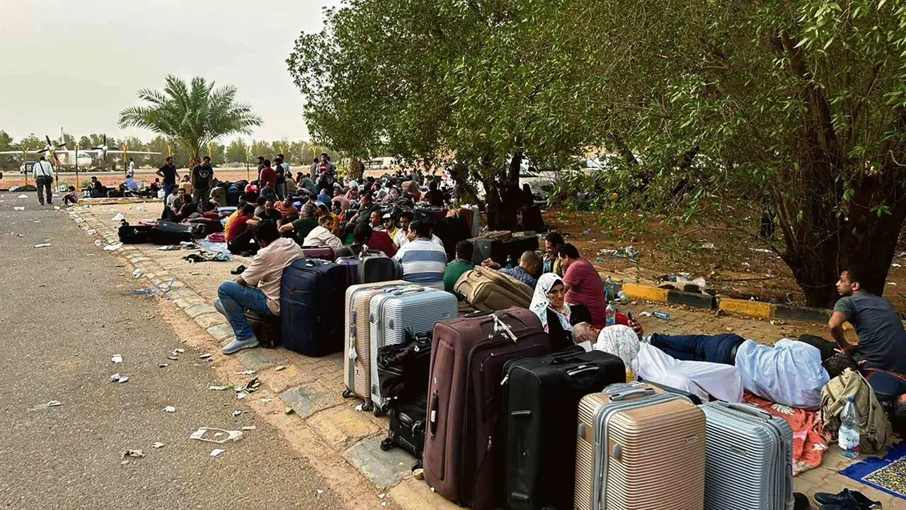Ducias de persoas esperaban a ser evacuadas desde Sud&aacute;n a pa&iacute;ses veci&ntilde;os o pasado mes de abril (Foto: Sui Xiankai).