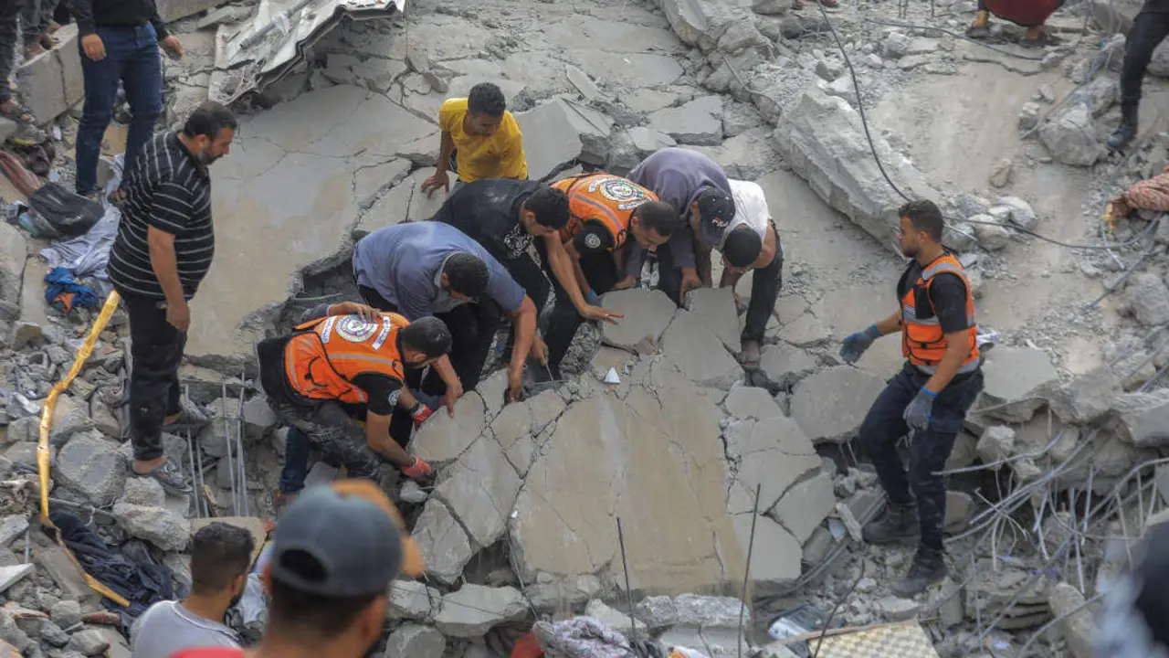 EuropaPress_5570942_12_november_2023_palestinian_territories_khan_yunis_civilians_and_rescuers