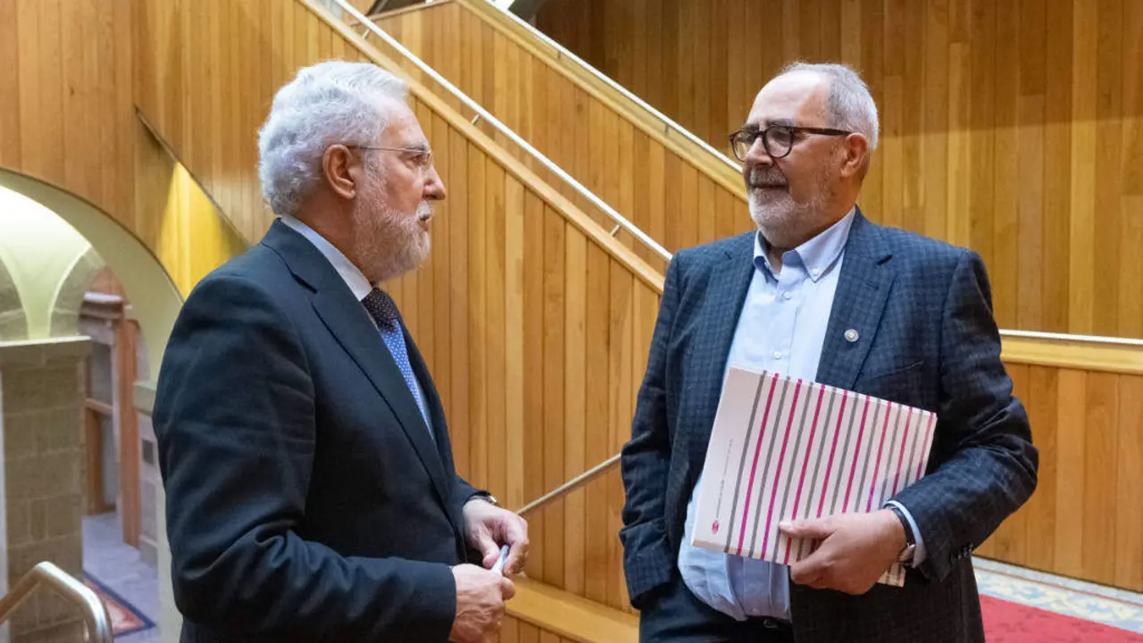 Miguel &Aacute;ngel Santalices, presidente do Parlamento, e Manuel Ferreiro, catedr&aacute;tico da UDC, en setembro de 2023 na C&aacute;mara galega. (Foto: Arxina)