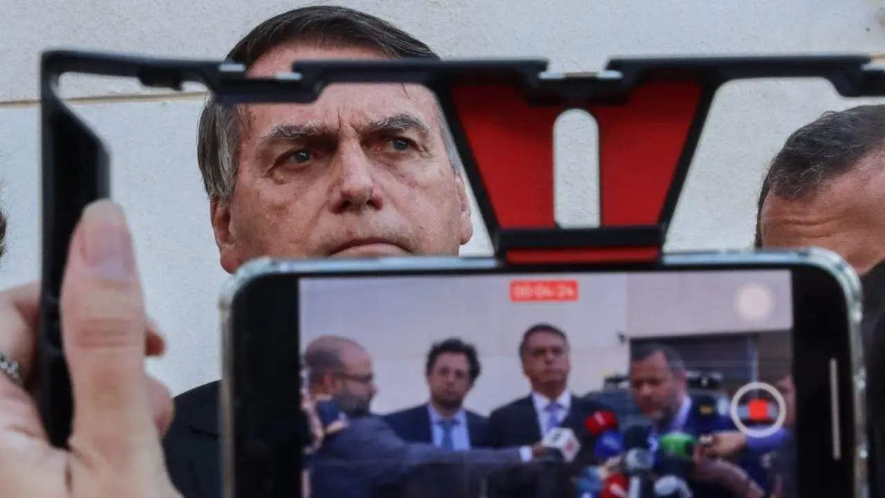Ex presidente Jair Bolsonaro faz declara&ccedil;&otilde;es aos jornalistas ao deixar a sede da Pol&iacute;cia Federal o passado outubro. (Foto: Valter Campanato)