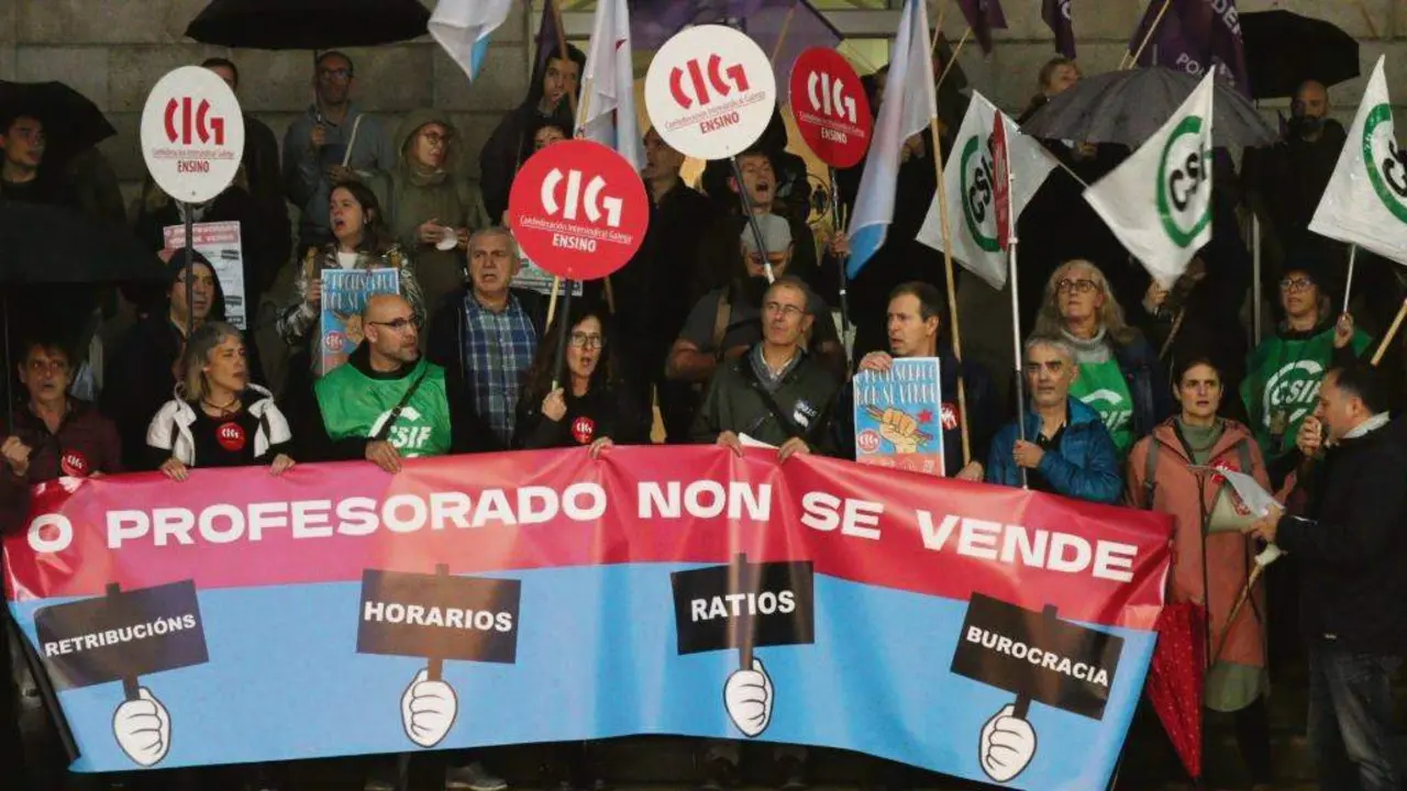Mobilizaci&oacute;n, esta terza feira en Vigo, convocada pola CIG-Ensino, STEG e CSIF. (Foto: N&oacute;s Diario)