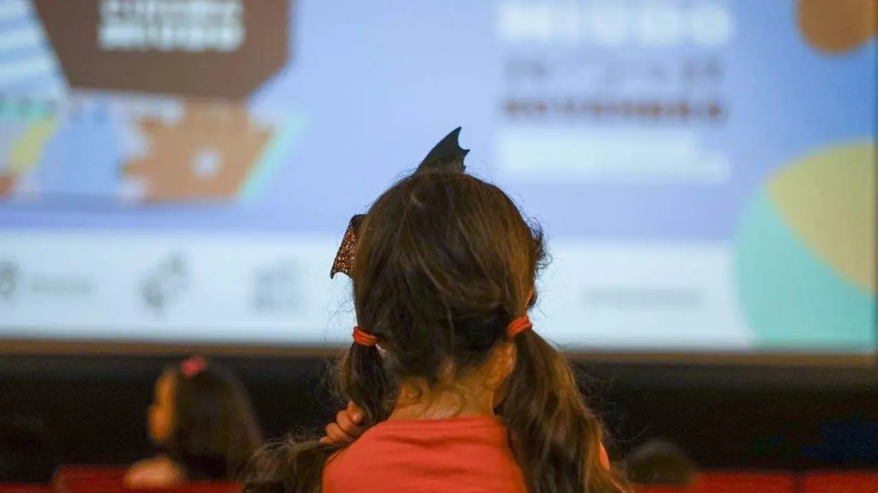 Unha crianza nunha das proxecci&oacute;ns do Cinema Mi&uacute;do de 2022. (Foto: Paula Cerme&ntilde;o)
