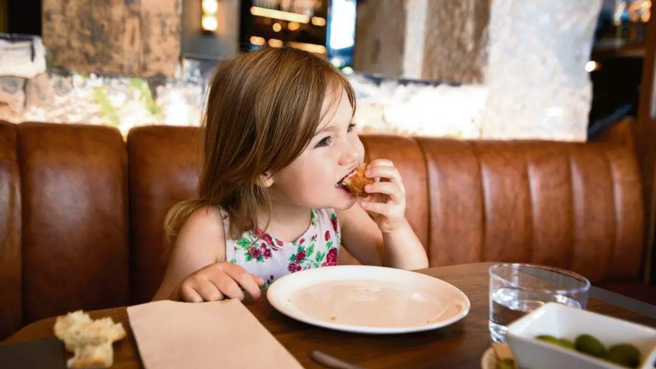 Unha nena come a &uacute;ltima croqueta. (Foto: N&oacute;s Diario)