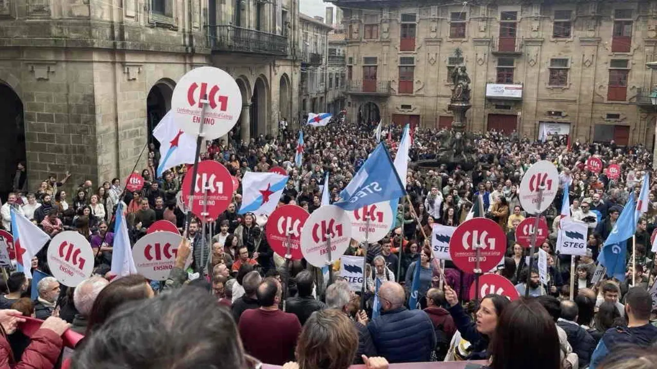A comunidade educativa ateiga a praza de Prater&iacute;as, en Compostela, en defensa do ensino p&uacute;blico. (Foto: N&oacute;s Diario)