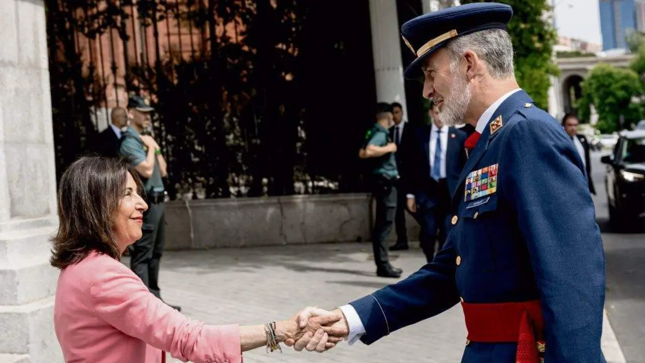 A ministra de Defensa, Margarita Robles, e o rei espa&ntilde;ol, Felipe VI. (Foto: Carlos Luj&aacute;n / Europa Press)