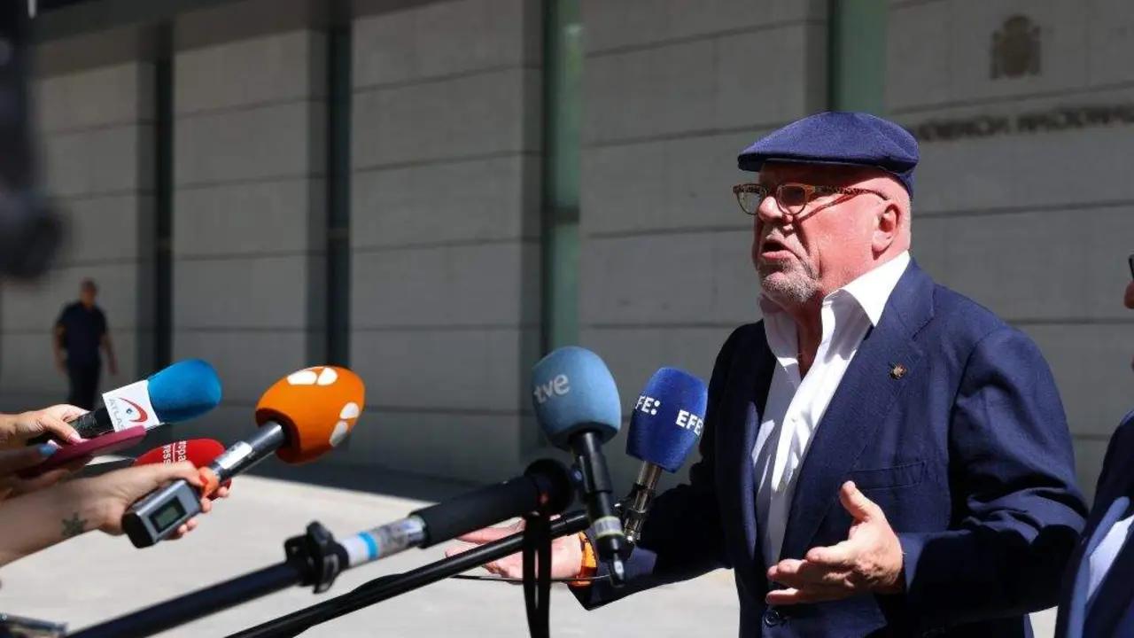 O ex comisario Jos&eacute; Manuel Villarejo, &aacute; s&uacute;a sa&iacute;da da Audiencia Nacional na vista do pasado 31 de xullo para valorar a s&uacute;a entrada en prisi&oacute;n provisional e mais do seu socio, Rafael Redondo, ap&oacute;s recibir a primeira condena por'T&aacute;ndem'. (Foto: Marta Fern&aacute;ndez / Europa Press)