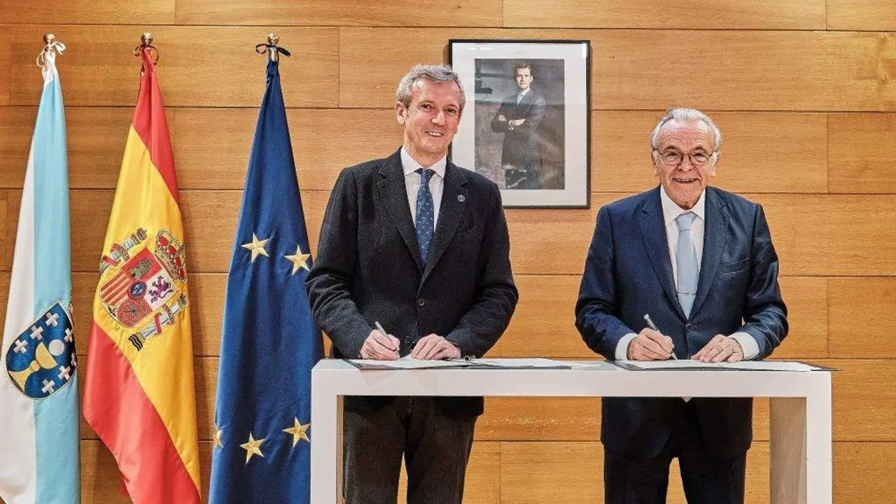 Alfonso Rueda e Isidro Fain&eacute; asinando hoxe o acordo.