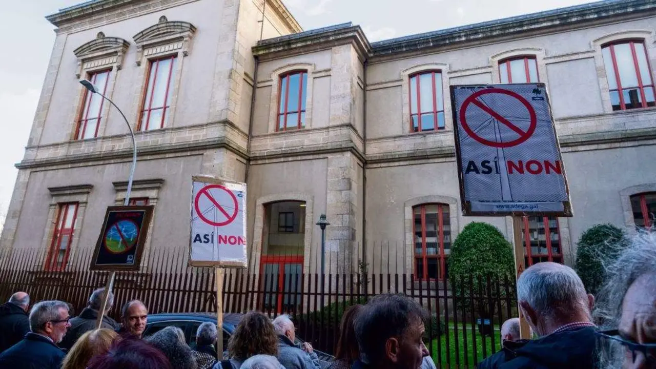 Protesta de E&oacute;lica As&iacute; Non diante do Parlamento da Galiza (Foto: Arxina).