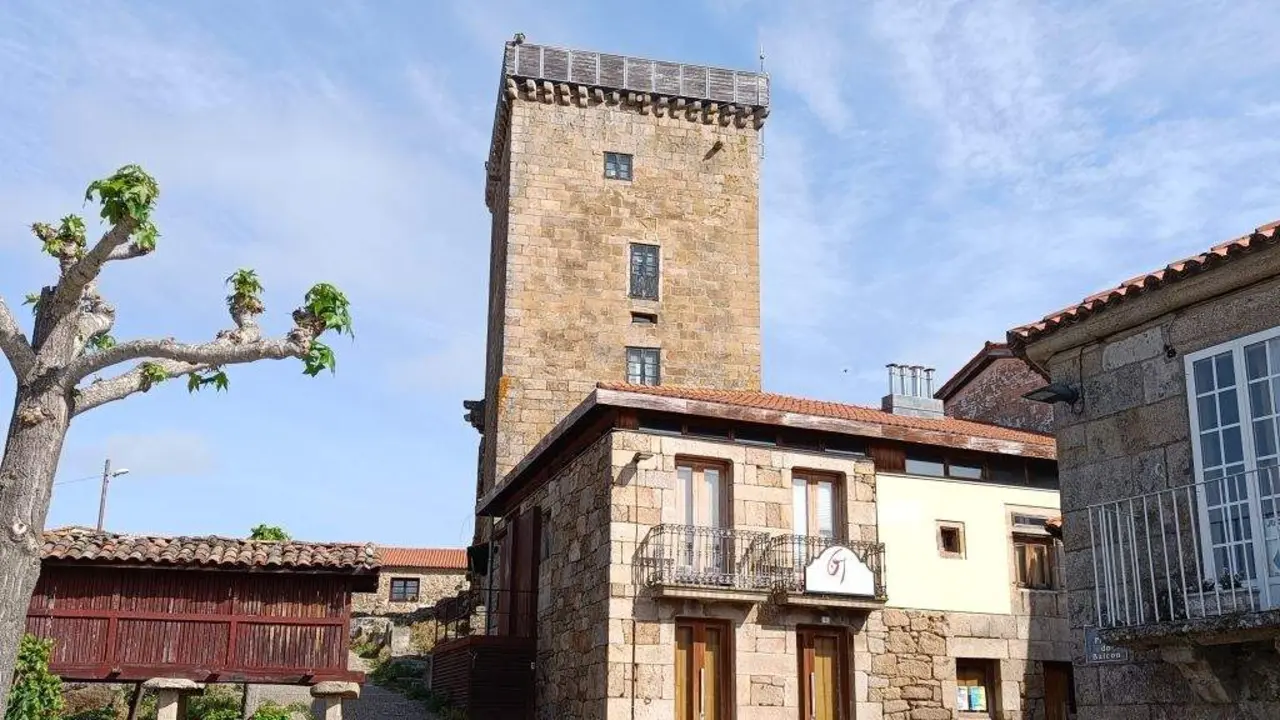 A torre desde o sueste. (Foto: Rub&eacute;n Fern&aacute;ndez Vilari&ntilde;o)