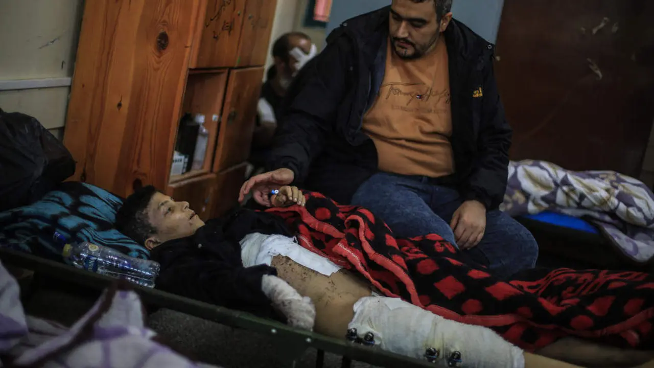 Neno palestino ferido nos ataques israel&iacute;s nunha escola usada como refuxio en Khan Younis, no sur da Faixa de Gaza, hoxe. (Foto: Mohammed Talatene / DPA)