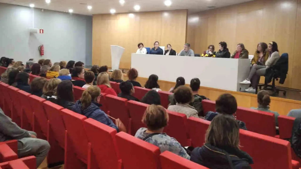 Asemblea en Compostela de traballadoras do servizo de axuda no fogar (Foto: N&oacute;s Diario).