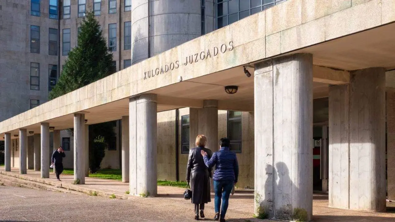 D&uacute;as mulleres, &aacute;s portas dos xulgados de Compostela, para o cal se reclama un xulgado comarcal exclusivo con Negreira, Padr&oacute;n e Ribeira. (Foto: Arxina)