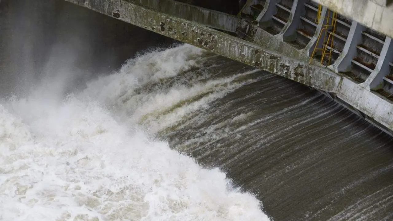 O encoro de Velle, situado no concello de Ourense, liberando auga ao r&iacute;o Mi&ntilde;o o d&iacute;a 4 de novembro. (Foto: Rosa Veiga / Europa Press)