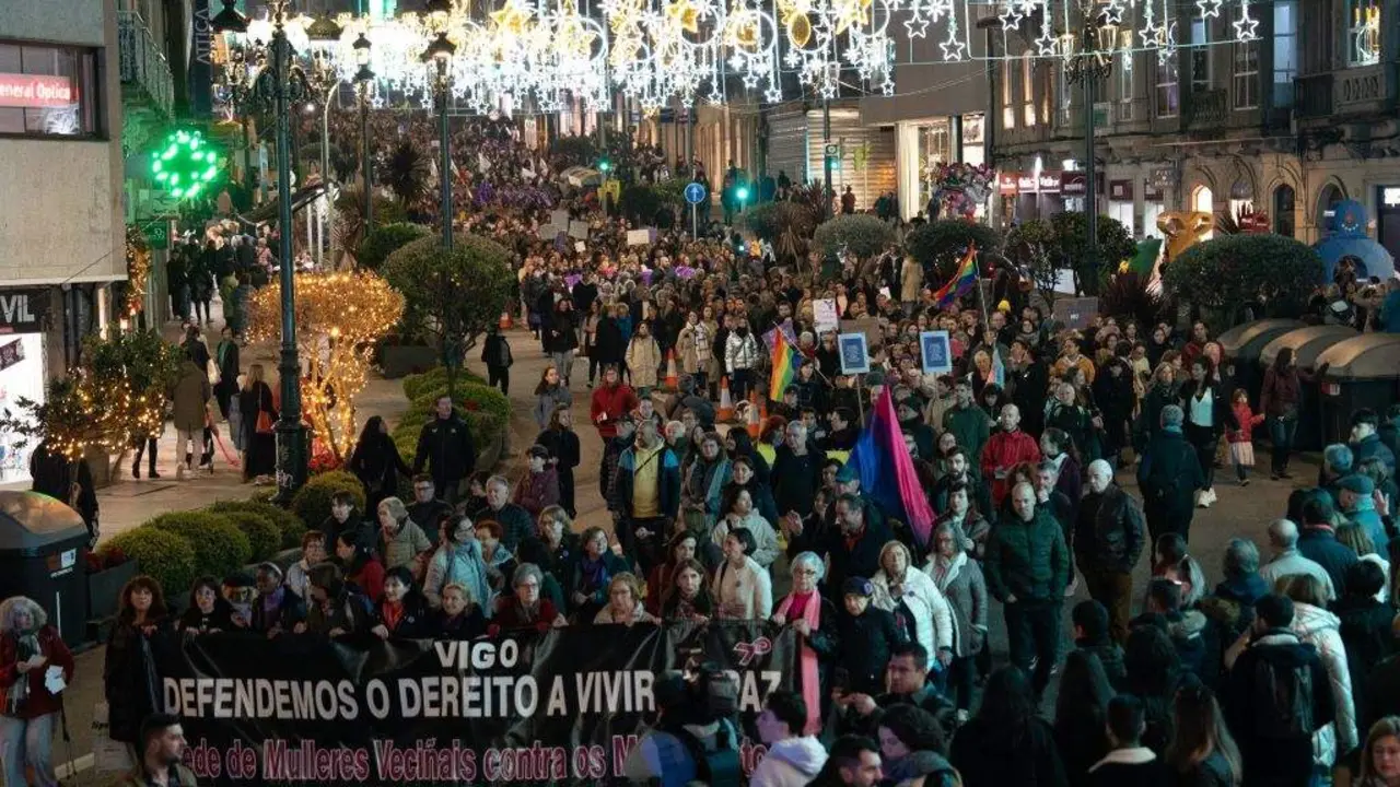 Centos de persoas sa&iacute;ron as r&uacute;as de Vigo neste 25-N. (Foto: Adri&aacute;n Irago  Europa Press)