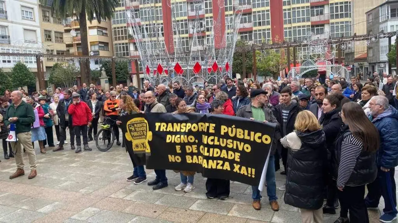 Concentraci&oacute;n en Ribeira por un transporte p&uacute;blico digno. (Foto N&oacute;s Diario)