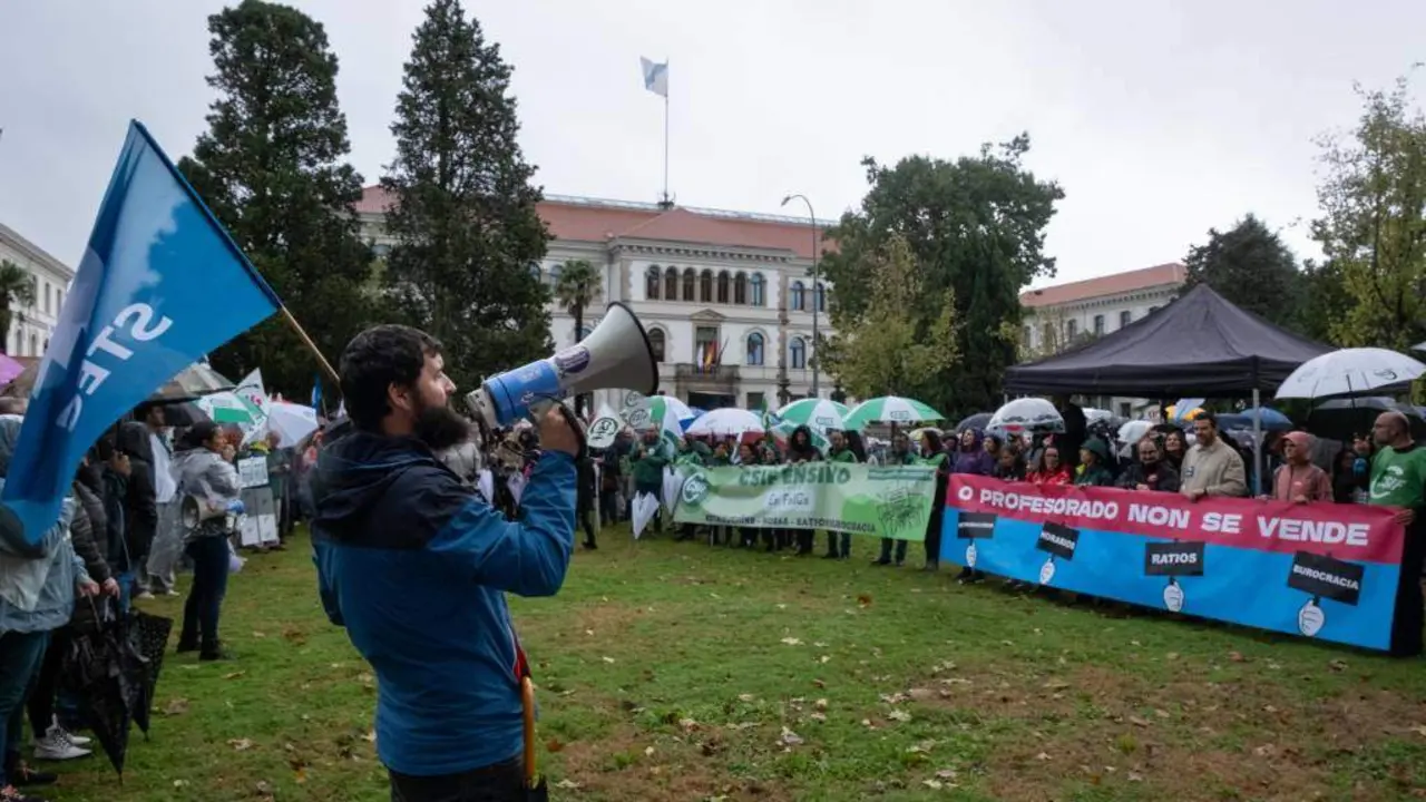 Manifestaci&oacute;n exixindo rebaixar as ratios e mellores condici&oacute;ns para o profesorado, o pasado 24 de outubro, en Compostela. (Foto: Arxina)