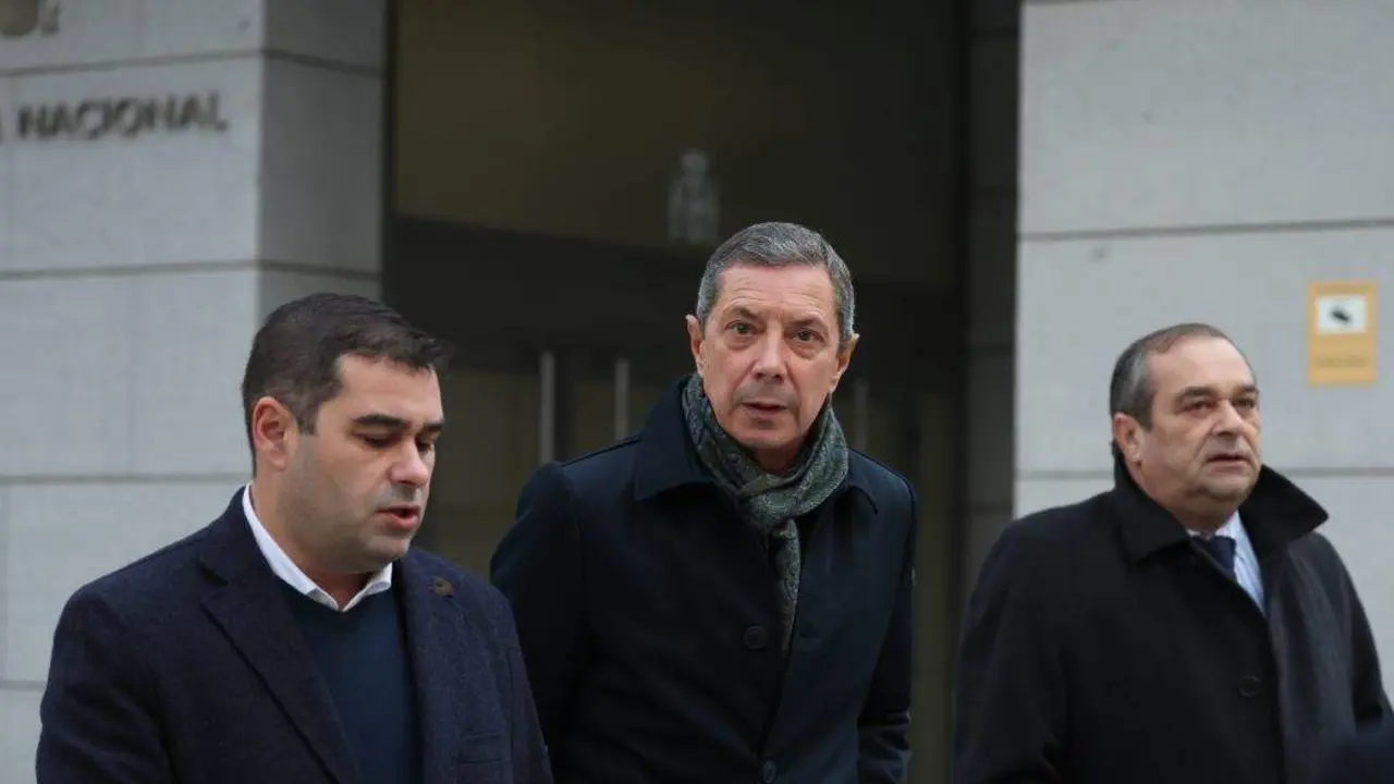 O respons&aacute;bel de frota de Pesqueiras Nores Mar&iacute;n &mdash;propietaria do 'Pitanxo'&mdash;, Jos&eacute; Antonio Nores Gonz&aacute;lez (esquerda), e o director xeral da compa&ntilde;&iacute;a, Jos&eacute; Antonio Nores Rodr&iacute;guez (dereita), &aacute; s&uacute;a sa&iacute;da da Audiencia Nacional esta ma&ntilde;&aacute;. (Foto: Isabel Infantes / Europa Press)