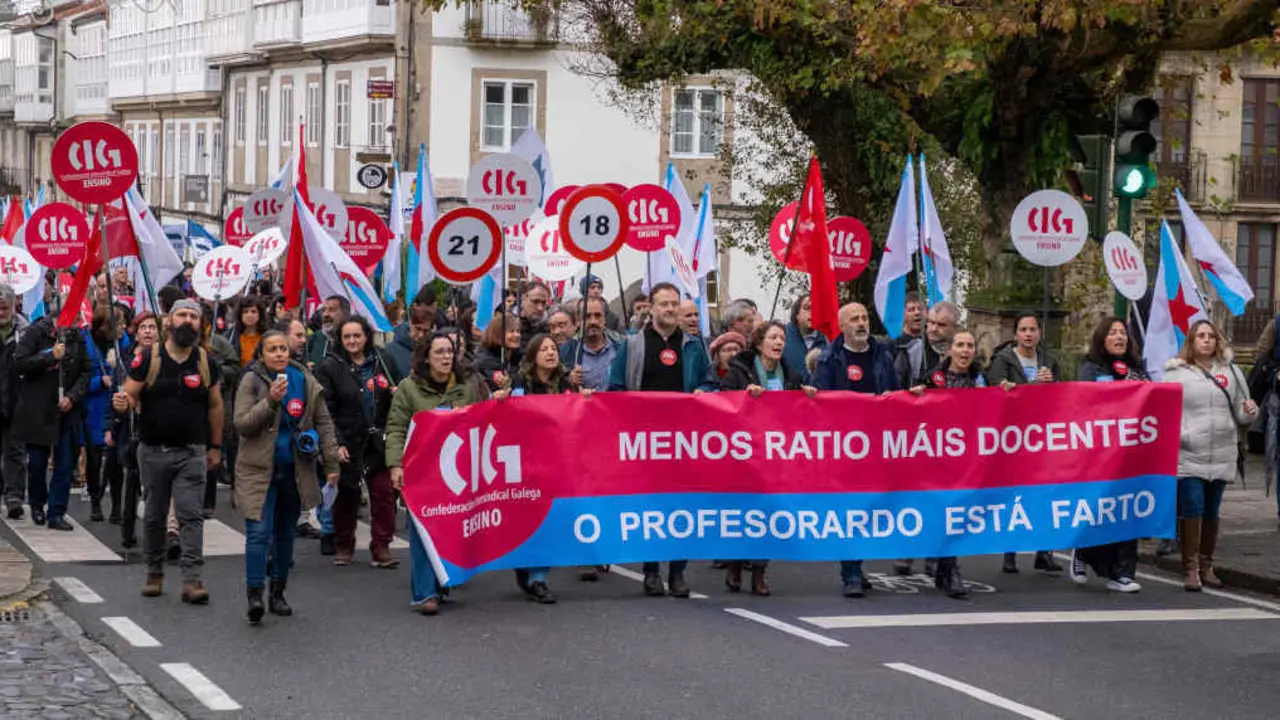 Multitudinaria participaci&oacute;n na nova manifestaci&oacute;n que hoxe percorreu as r&uacute;as de Santiago na defensa do ensino p&uacute;blico e "pola recuperaci&oacute;n dos dereitos" do profesorado. (Foto: Arxina)